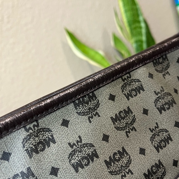 MCM MESSENGER BAG - Picture 11 of 16